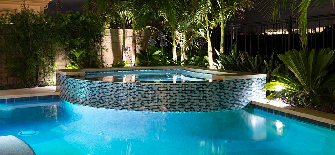 trang tri xung quanh be boi bang den chieu sang