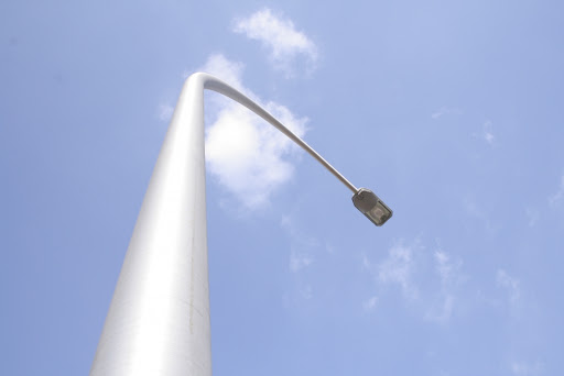 cot den chieu sang bang nhom