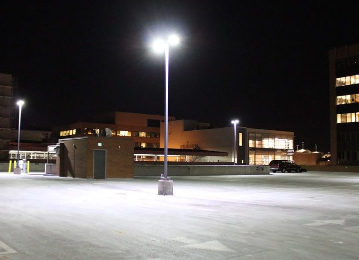 cot den ho tro chieu sang bai dau xe