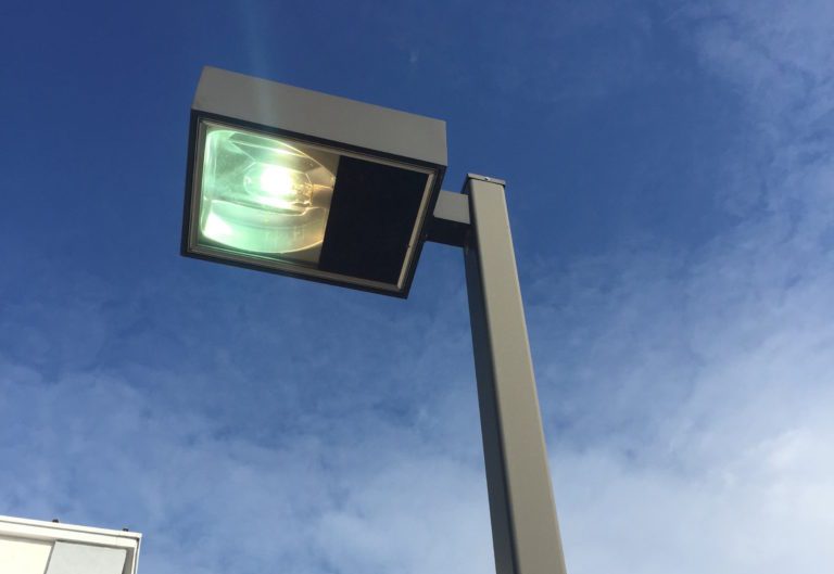 den chieu sang bai dau xe natri cao ap HPS