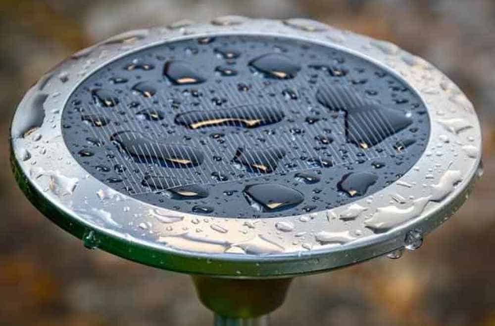 nuoc tich tu lau ngay se lam hong he thong dien cua tam pin mat troi