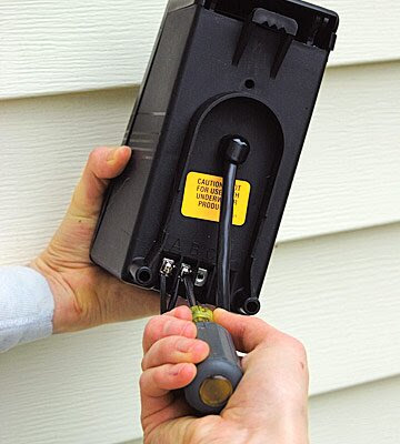 cai dat may bien ap tren cot hoac tuong nha