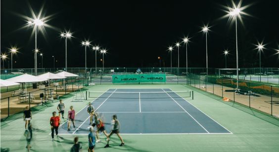 den cot cao chieu sang cac dia diem the thao ngoai troi