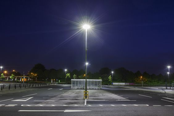 den cot cao giup tang hieu qua chieu sang bai do xe