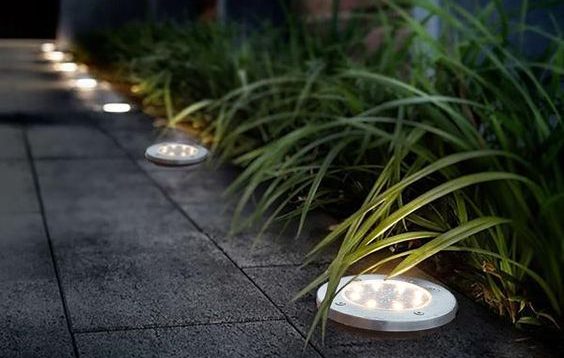 den gieng troi chieu sang gan mat dat