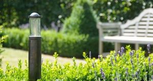 den tru chieu sang huong di dung trong san vuon