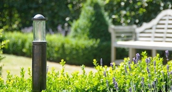 den tru chieu sang huong di dung trong san vuon 