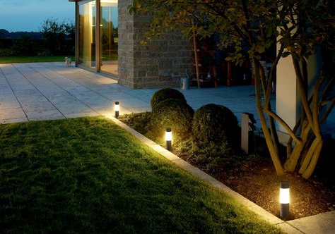 den tru chieu sang san vuon trong ngoi nha