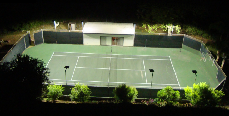 san tennis khi su dung den led co mau trang sang
