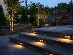 den led cau thang ngoai troi