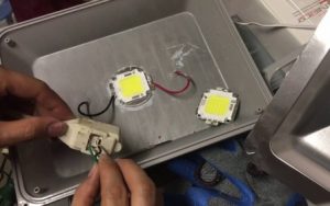 thay-the-cac-bo-phan-bi-hong-trong-den-led-trang-tri-san-vuon