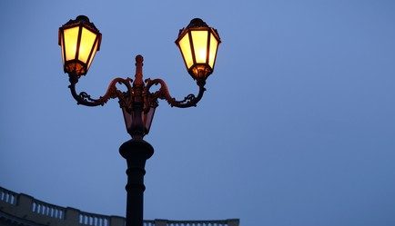 cot-den-chieu-sang-duong-pho-xua-voi-nhieu-hoa-van-tinh-te