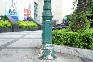 den-tru-bi-bong-troc-lop-son-be-mat